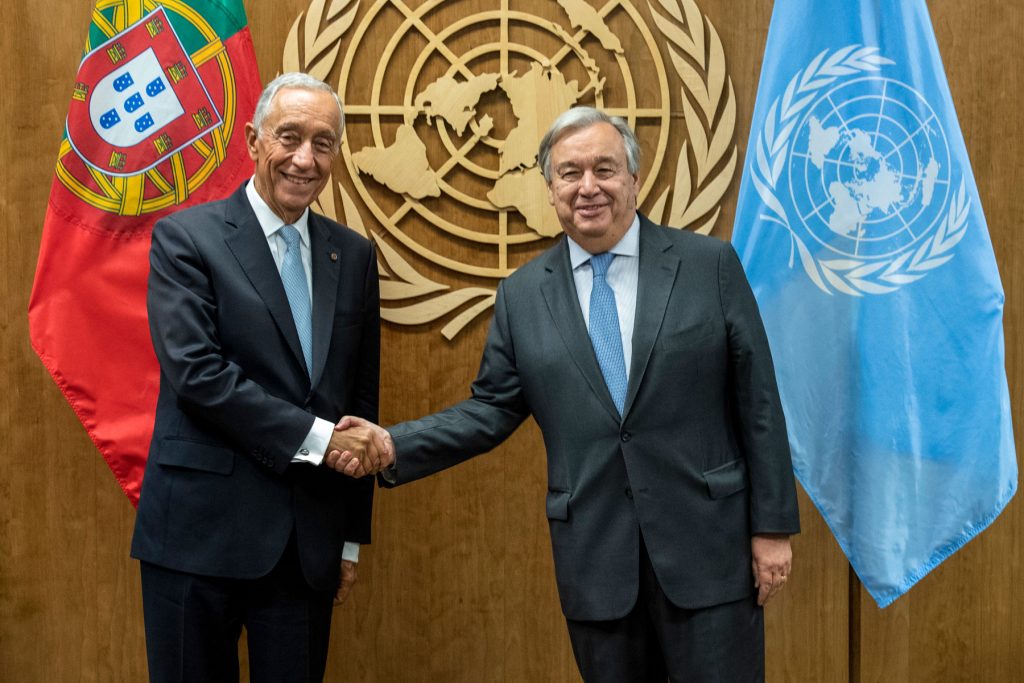 O Presidente da República, Marcelo Rebelo de Sousa (E), cumprimenta o secretário-geral da Organização da Nações Unidas (ONU), António Guterres (D),